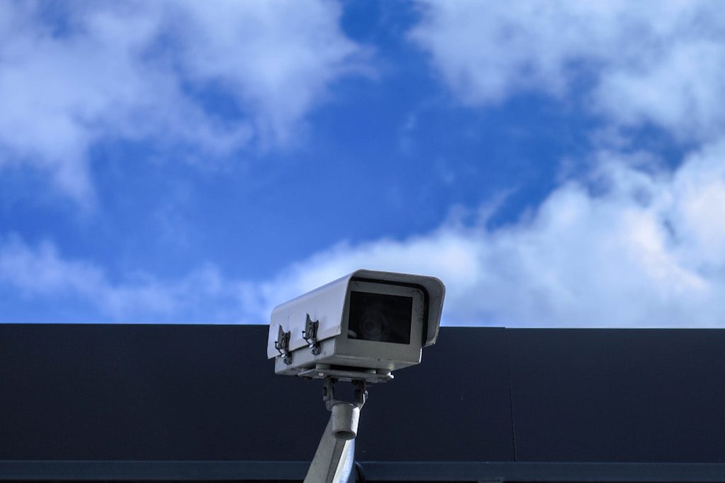 دوربین مداربسته IP نصبشده در فضای باز